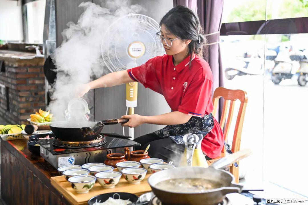 全网追的“扁担女孩”，找了一份暑假工，时薪12元 - 南宁生活资讯 - 南宁28生活网 nn.28life.com
